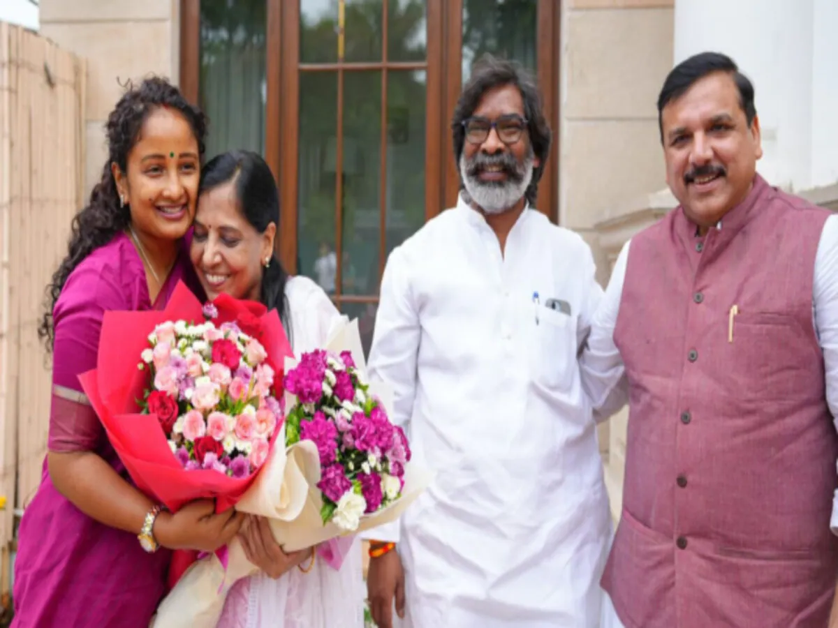 Photo of हेमंत सोरेन, झारखंड के मुख्यमंत्री, और उनकी पत्नी कल्पना सोरेन ने मुख्यमंत्री अरविंद केजरीवाल की पत्नी सुनीता केजरीवाल से मुख्यमंत्री आवास पर मुलाकात की।