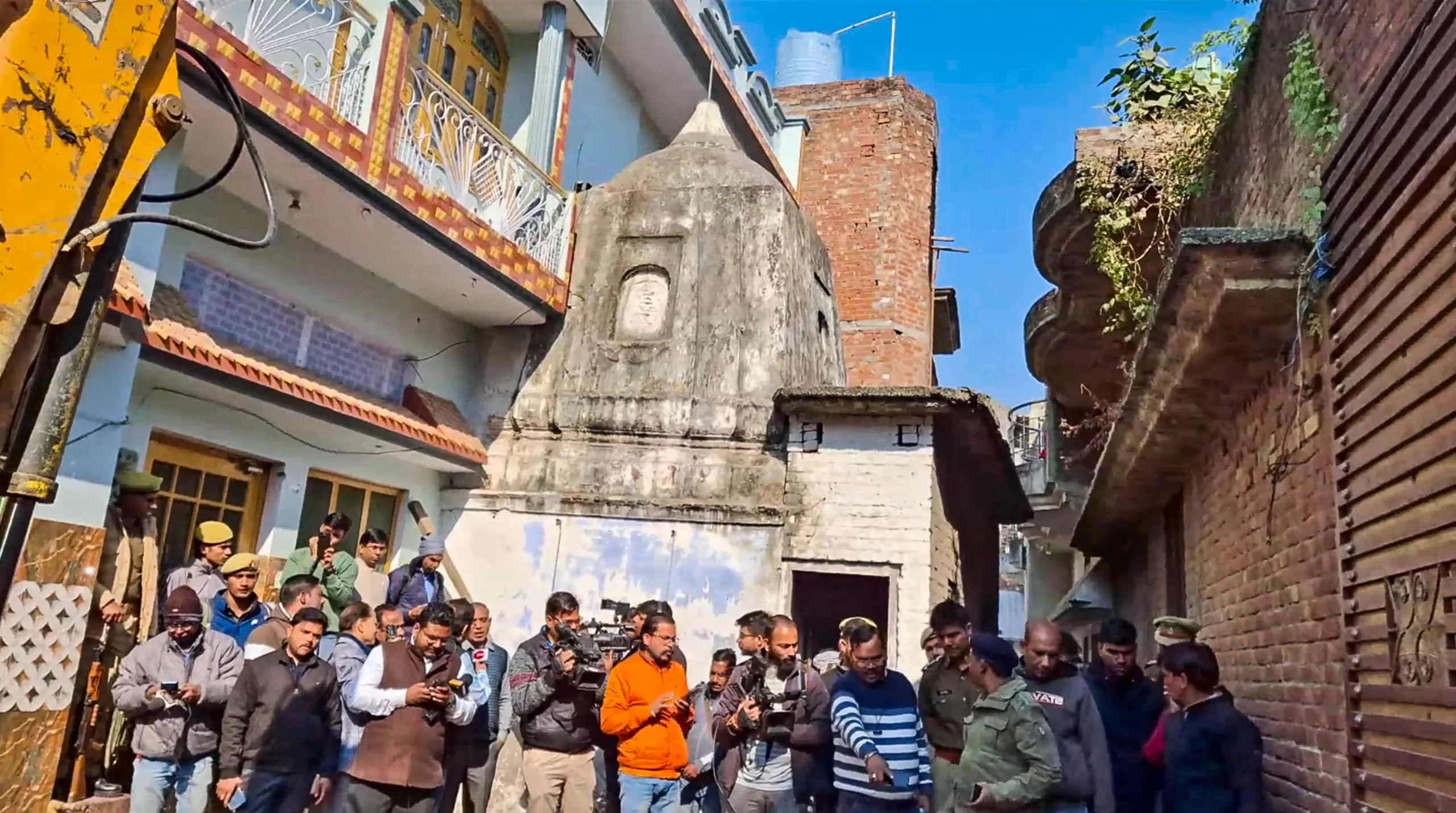 Photo of संभल दंगे की फाइलें फिर खुलेंगी: 46 साल बाद भस्म शंकर मंदिर के खुलने से गरमाई सियासत