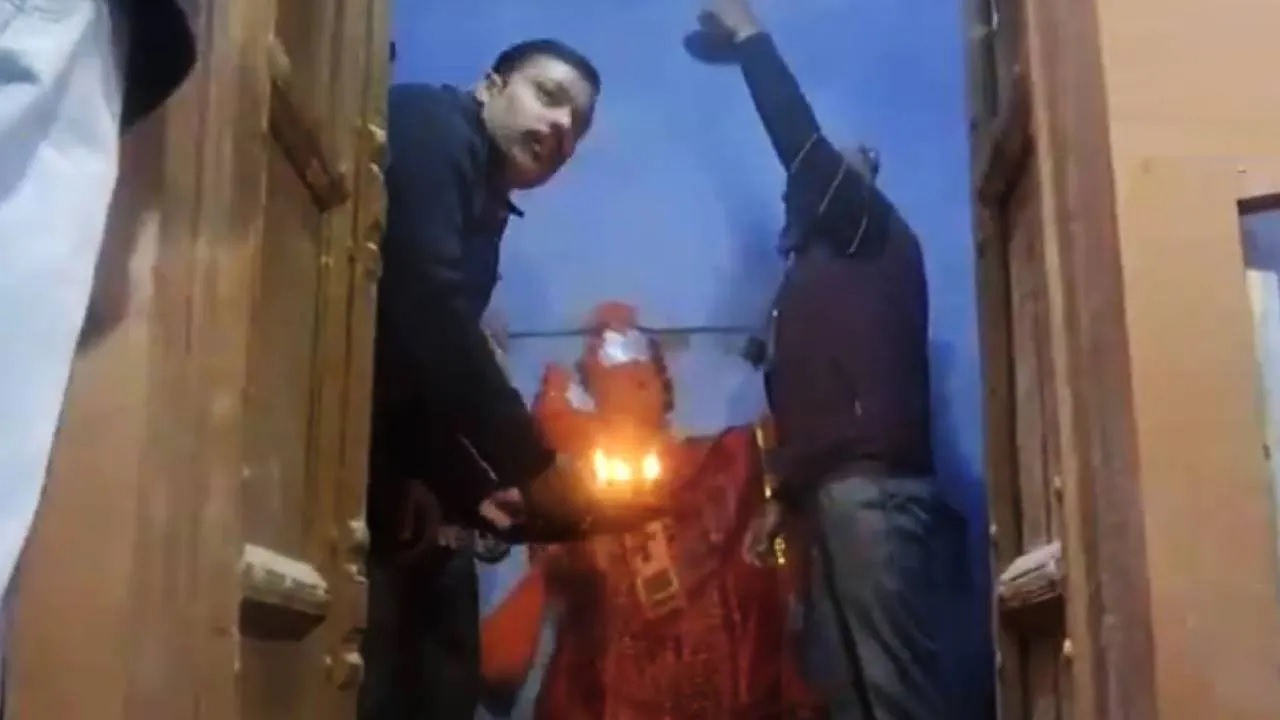 Photo of भक्तों की उमड़ी भीड़, संभल में मिले मंदिर में सुबह की पहली आरती की गई