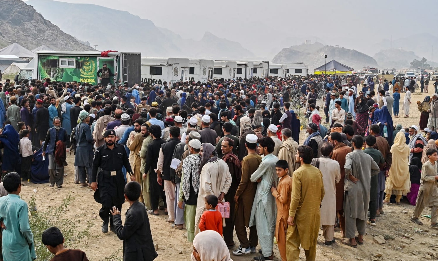 Photo of पाकिस्तान ने 800 अफगान प्रवासियों को हिरासत में लिया : तालिबान