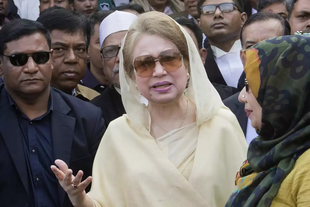 Photo of बांग्लादेश की पूर्व पीएम खालिदा जिया इलाज के लिए लंदन रवाना