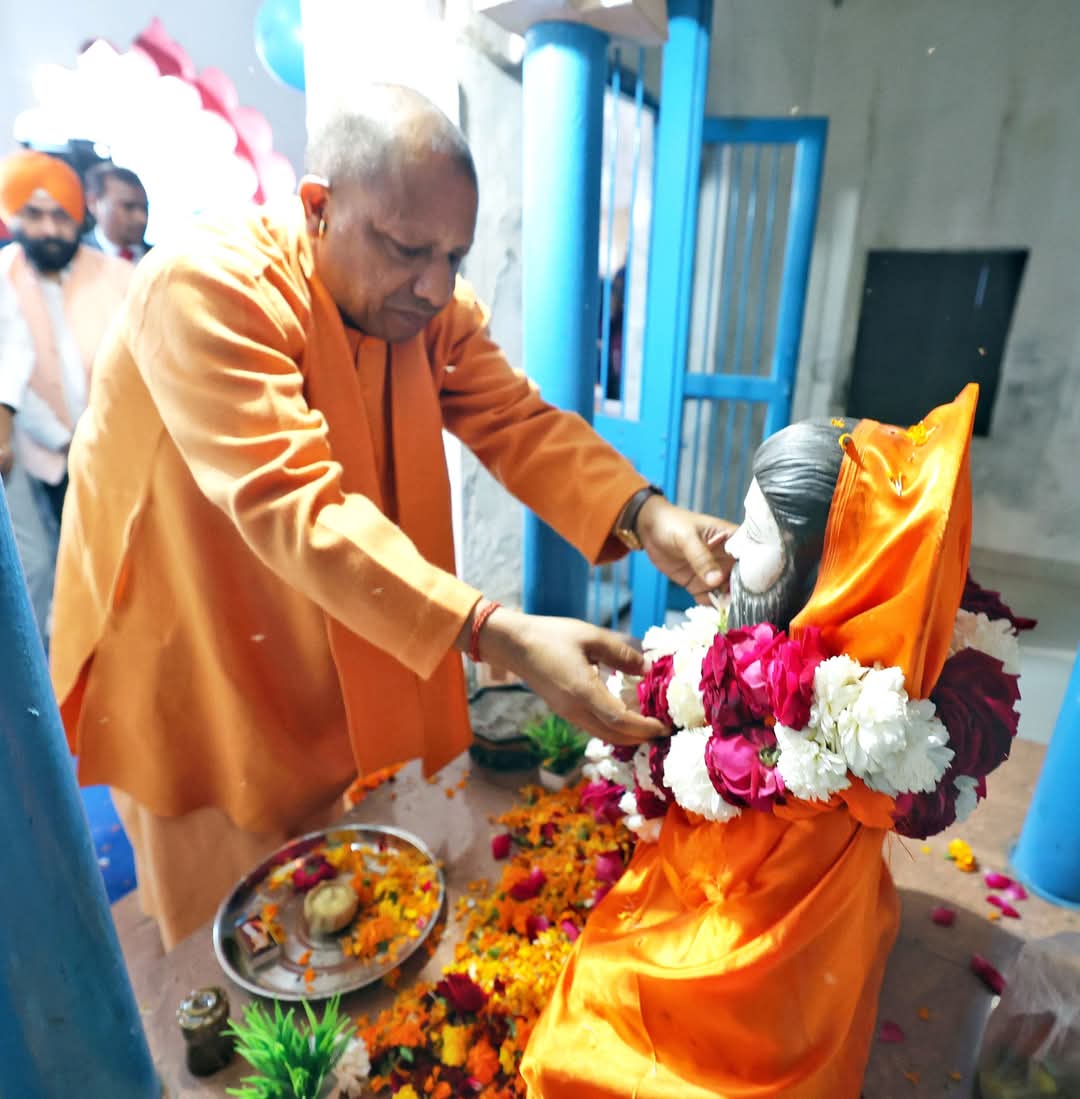 Photo of मठ पहुंचे योगी, संत रविदास की प्रतिमा पर किया माल्यार्पण