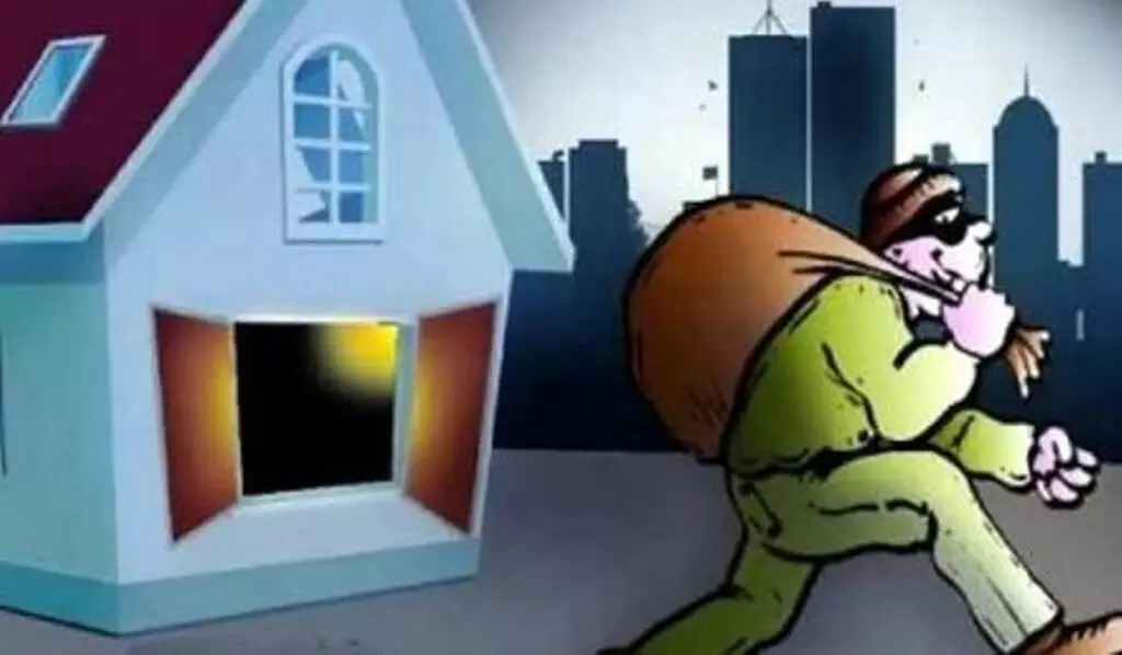 Photo of लखीमपुर खीरी: मकान में ताला तोड़कर चोरों ने उड़ाए नकदी और जेवर, चार लाख का सामान चोरी