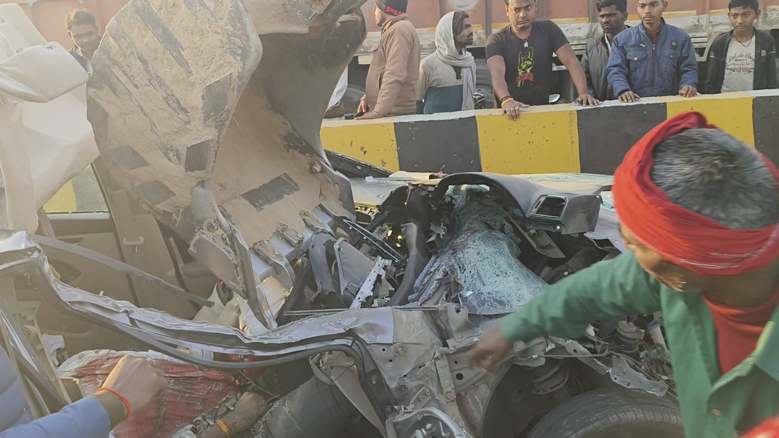 Photo of मिर्ज़ापुर: वाराणसी से मुंबई जा रही श्रद्धालुओं की कार खड़ी ट्रक में घुसी, दो की मौत, कई घायल