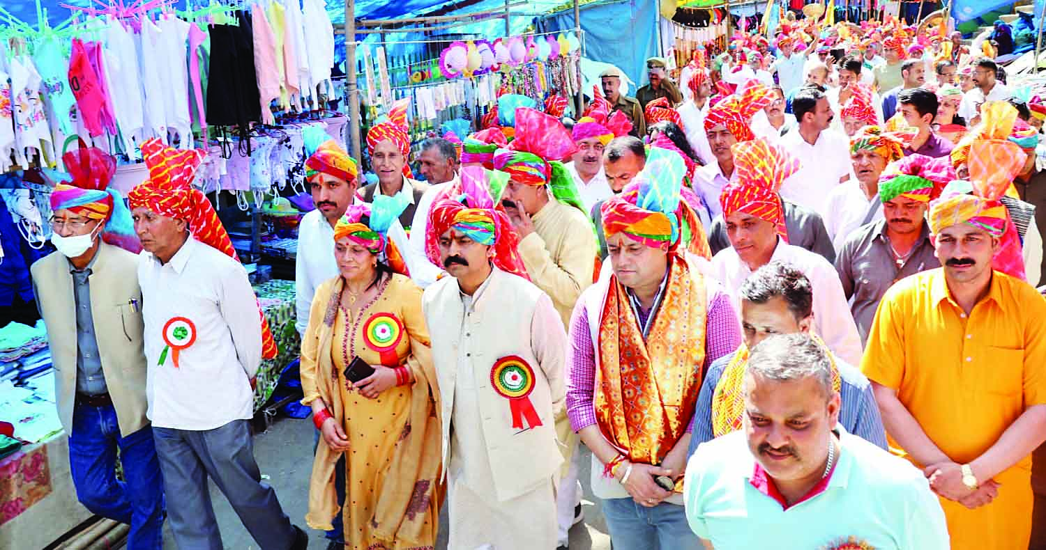 Photo of बैसाखी पर्व पर मुगलसराय में निकली 76 साल पुरानी परंपरा की भव्य शोभायात्रा