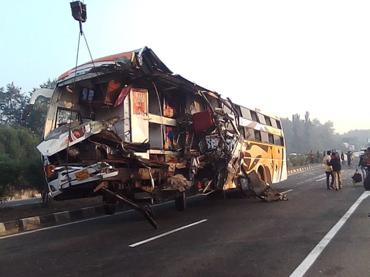 Photo of देवरिया: अनुबंधित रोडवेज बस और तेल टैंकर में जोरदार भिड़ंत, दर्जनों घायल, मची चीख-पुकार