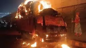 Photo of साहिबाबाद: राजबाग मेट्रो स्टेशन के पास ट्रांसपोर्ट पार्किंग में भीषण आग