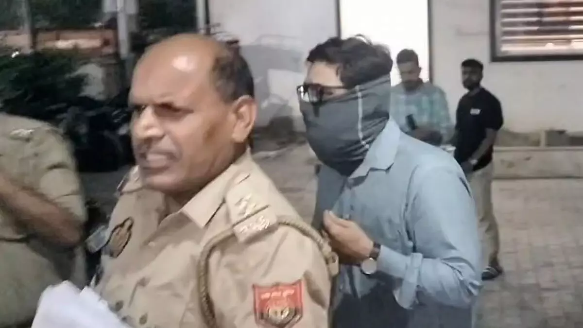 Photo of मथुरा: बांके बिहारी मंदिर में दान की गिनती के दौरान बैंक अधिकारी ने चुराए 9.50 लाख