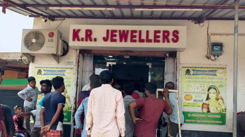 Photo of गरियाबंद: देवभोग में ज्वेलरी शॉप से 3.85 लाख की चांदी चोरी, पुलिस पर उठे सवाल