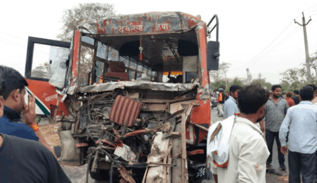 Photo of देवरिया: अनुबंधित रोडवेज बस और तेल टैंकर में भीषण टक्कर, मची चीख-पुकार