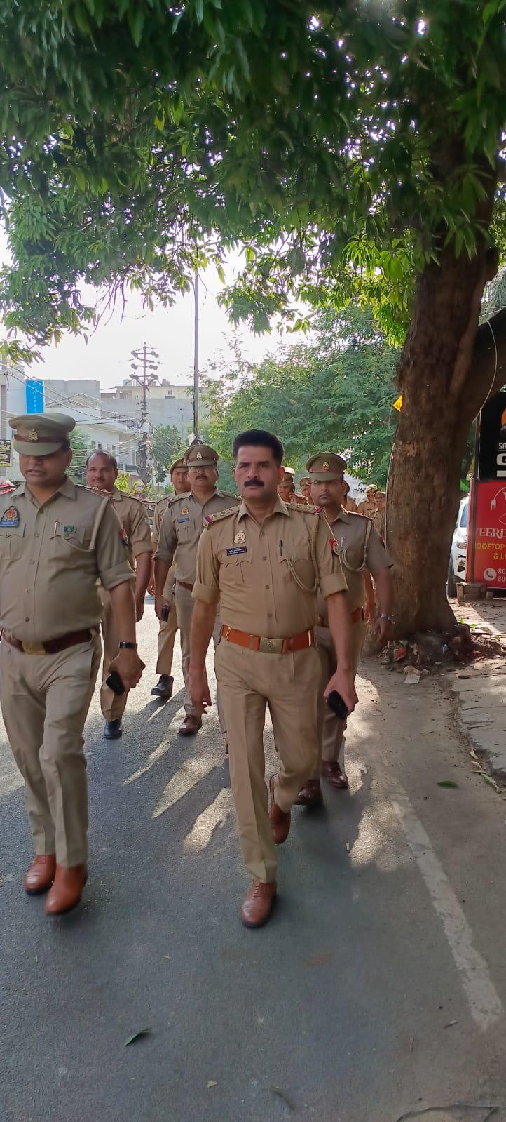 Photo of लखनऊ: पहलगाम आतंकी हमले के बाद यूपी में हाई अलर्ट, राजधानी में फ्लैग मार्च