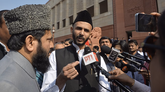 Photo of संभल बवाल मामले में सांसद जियाउर्रहमान बर्क ने न्यायिक आयोग के सामने दर्ज कराया बयान