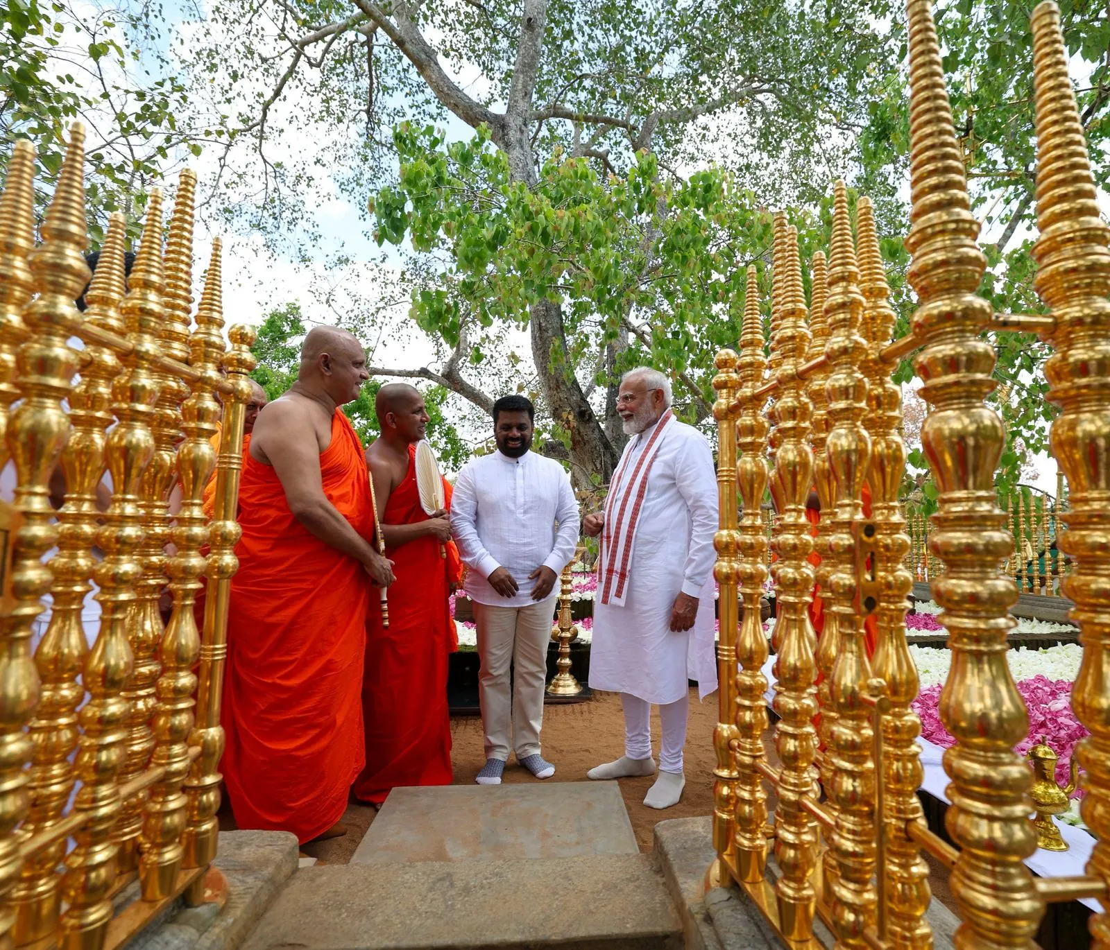 Photo of श्रीलंका के श्री महा बोधि मंदिर पहुंचे पीएम मोदी, जानिए क्यों प्रसिद्ध है यह मंदिर