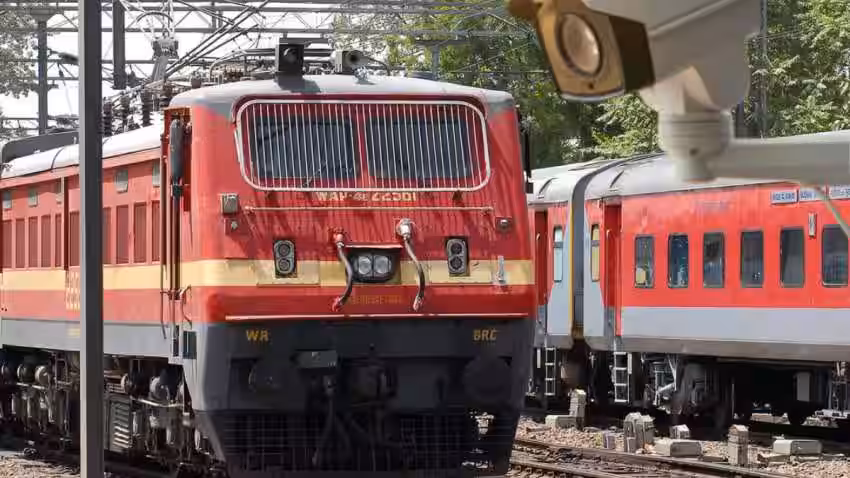 Photo of रेलवे यात्रियों की सुरक्षा बढ़ाने के लिए डिब्बों में सीसीटीवी कैमरे लगाएगा