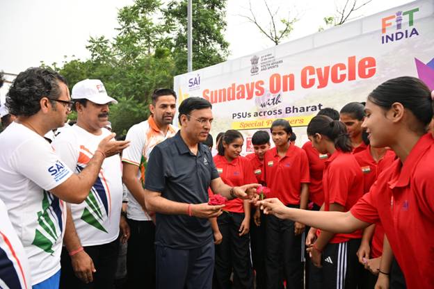 Photo of डॉ. मांडविया ने गांधीनगर से ‘फिट इंडिया संडे ऑन साइकिल’ अभियान की अगुवाई की