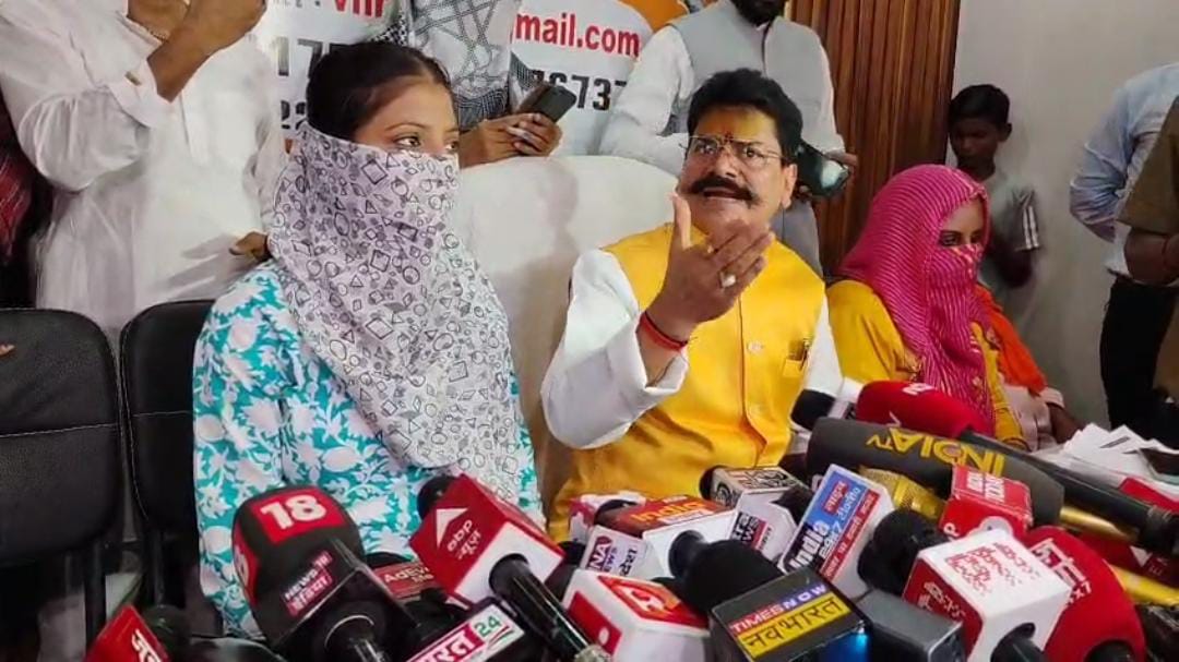 Photo of छांगुर बाबा का धर्मांतरण गैंग: पीड़िताओं की आपबीती ने मचाया हड़कंप