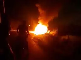 Photo of सीतापुर हाईवे पर बस-बाइक भिड़ंत, आग लगने से अफरा-तफरी