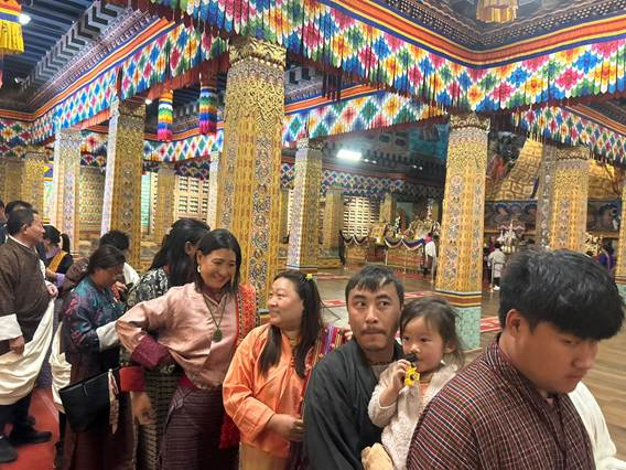 भूटान में बुद्ध अवशेषों के प्रति श्रद्धा, भक्तों की लंबी कतारें
