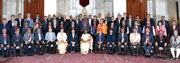 Photo of राष्ट्रपति द्रौपदी मुर्मु ने राष्ट्रपति भवन में 24 प्रतिष्ठित वैज्ञानिकों को राष्ट्रीय विज्ञान पुरस्कार 2025 प्रदान किया