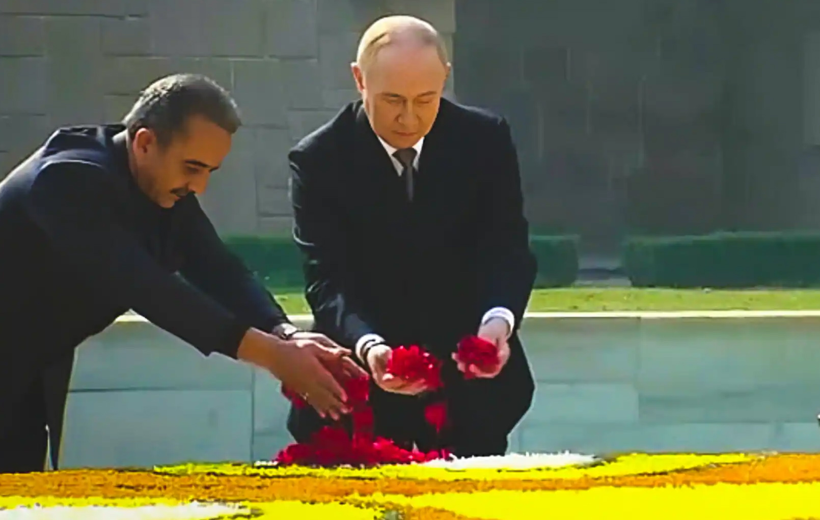 Photo of व्लादिमीर पुतिन ने महात्मा गांधी को दी श्रद्धांजलि