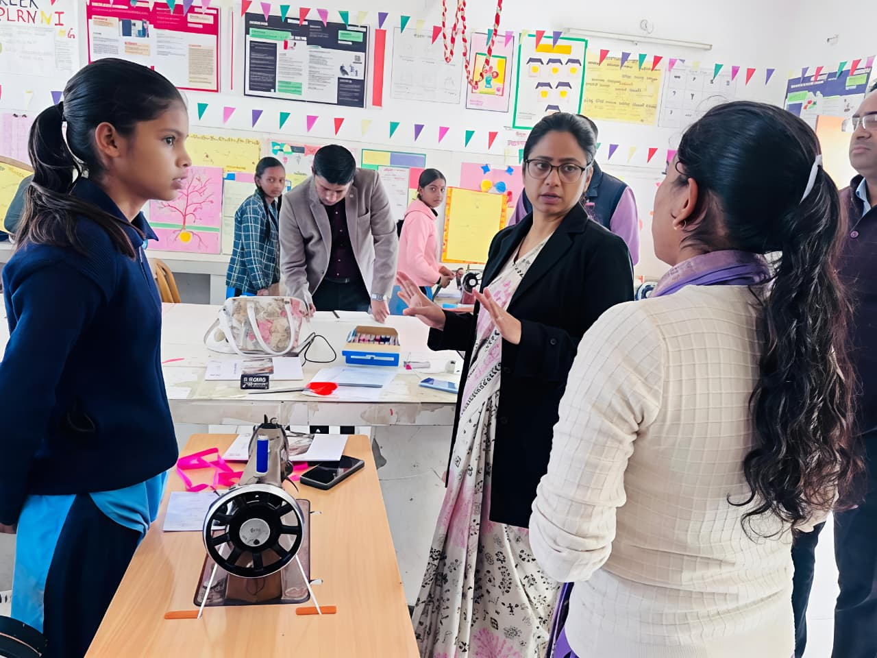 Photo of ‘सबको हुनर, सबको काम’ के संकल्प के साथ कौशल विकास केंद्रों का निरीक्षण