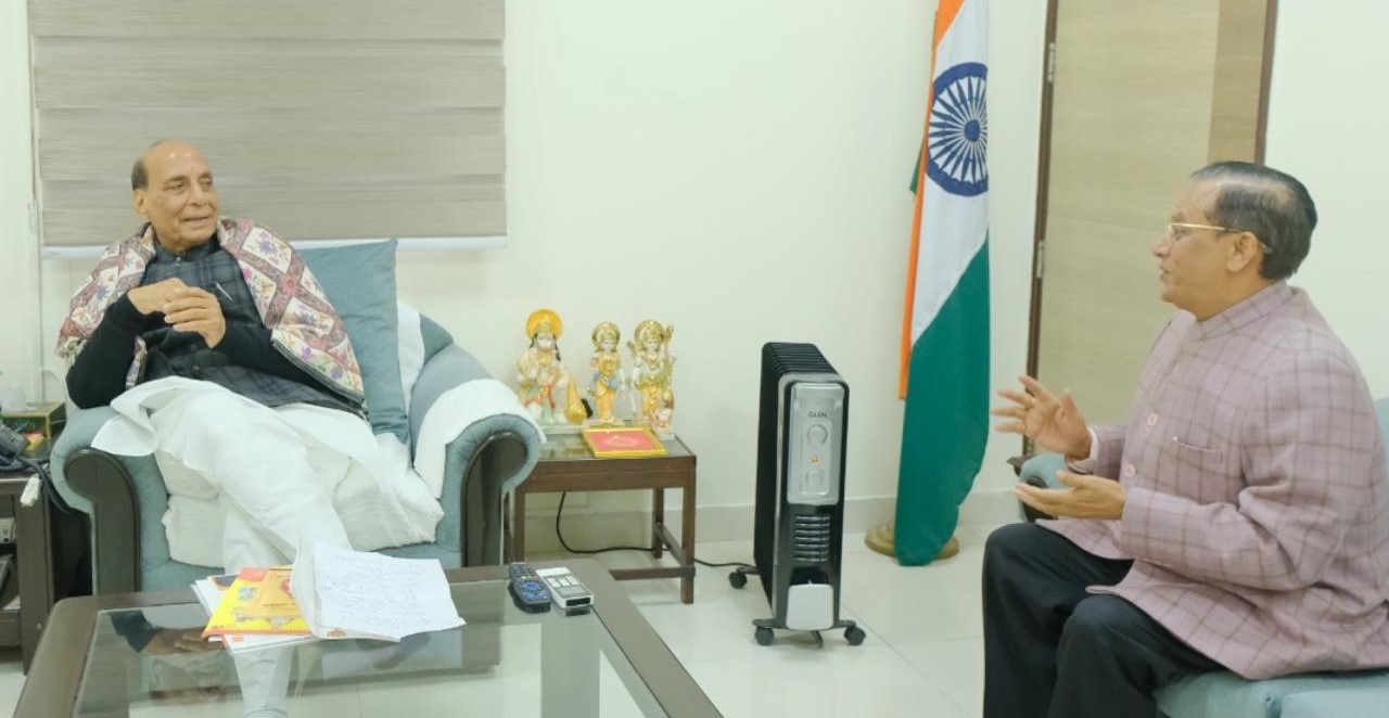 Photo of मेरठ कैंट से जुड़े ज्वलंत मुद्दों पर रक्षा मंत्री राजनाथ सिंह से विनीत अग्रवाल शारदा की चर्चा