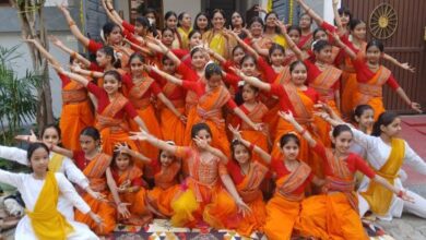 Photo of वासन्तिका उत्सव में नृत्यांगनाओं ने नृत्य के माध्यम से सरस्वती जी को पुष्पांजलि अर्पित की