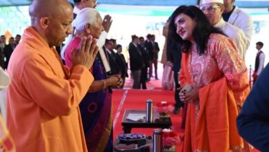 Photo of जन भवन में 77वें गणतंत्र दिवस पर भव्य आयोजन, राज्यपाल से सीएम योगी ने की शिष्टाचार भेंट”