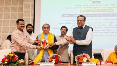 Photo of कवियों ने महफिल लूटी, व्यंग्य में झलकी सियासत की कड़वी सच्चाई