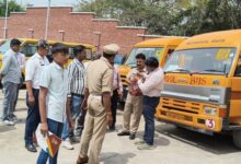 Photo of हेलमेट, सीटबेल्ट और मोबाइल उल्लंघन पर कार्रवाई—152 स्कूली वाहनों की जांच
