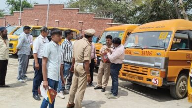 Photo of हेलमेट, सीटबेल्ट और मोबाइल उल्लंघन पर कार्रवाई—152 स्कूली वाहनों की जांच