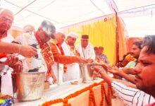 Photo of संत कंवर राम चौराहे पर बड़े मंगल का भव्य आयोजन, भक्तों को बंटा सिंधी कढ़ी-चावल का प्रसाद
