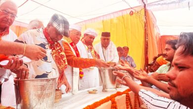 Photo of संत कंवर राम चौराहे पर बड़े मंगल का भव्य आयोजन, भक्तों को बंटा सिंधी कढ़ी-चावल का प्रसाद
