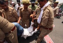 Photo of प्रदर्शनकारियों को पुलिस ने घसीटा, कई युवा घायल; बसों में भरकर भेजा गया ईको गार्डेन