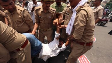 Photo of प्रदर्शनकारियों को पुलिस ने घसीटा, कई युवा घायल; बसों में भरकर भेजा गया ईको गार्डेन