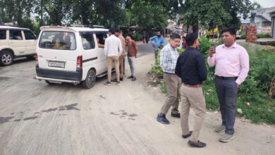 Photo of बदायूं में परिवहन विभाग का ‘डबल डोज़’: एक हाथ में पौधा, दूसरे में हंटर; नियमों की धज्जियां उड़ाने वालों पर टूटा एआरटीओ का कहर