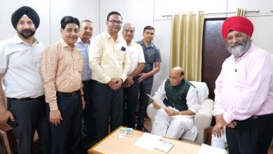 Photo of लखनऊ के सूक्ष्म उद्योग बर्बादी की कगार पर, रक्षा मंत्री की चौखट पर पहुंचे बेबस उद्यमी
