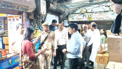 Photo of आगरा ड्रग मार्केट में FSDA का महा-ऑपरेशन; ₹63 लाख की नकली व सरकारी दवाएं जब्त, 3 FIR दर्ज