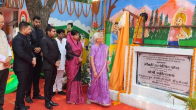 Photo of अयोध्या में हाईटेक हुए बच्चे: राज्यपाल आनंदीबेन ने किया स्मार्ट क्लास का उद्घाटन!