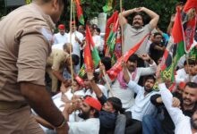 Photo of सपा सांसदों की गिरफ्तारी पर लखनऊ में भारी जनआक्रोश: हजरतगंज में उतरा सपाईयों का सैलाब