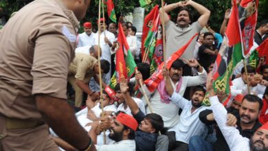 Photo of सपा सांसदों की गिरफ्तारी पर लखनऊ में भारी जनआक्रोश: हजरतगंज में उतरा सपाईयों का सैलाब