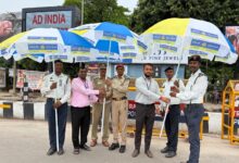Photo of बारिश में ड्यूटी कर रहे ट्रैफिक पुलिसकर्मियों के लिए इंडियन बैंक बना सहारा